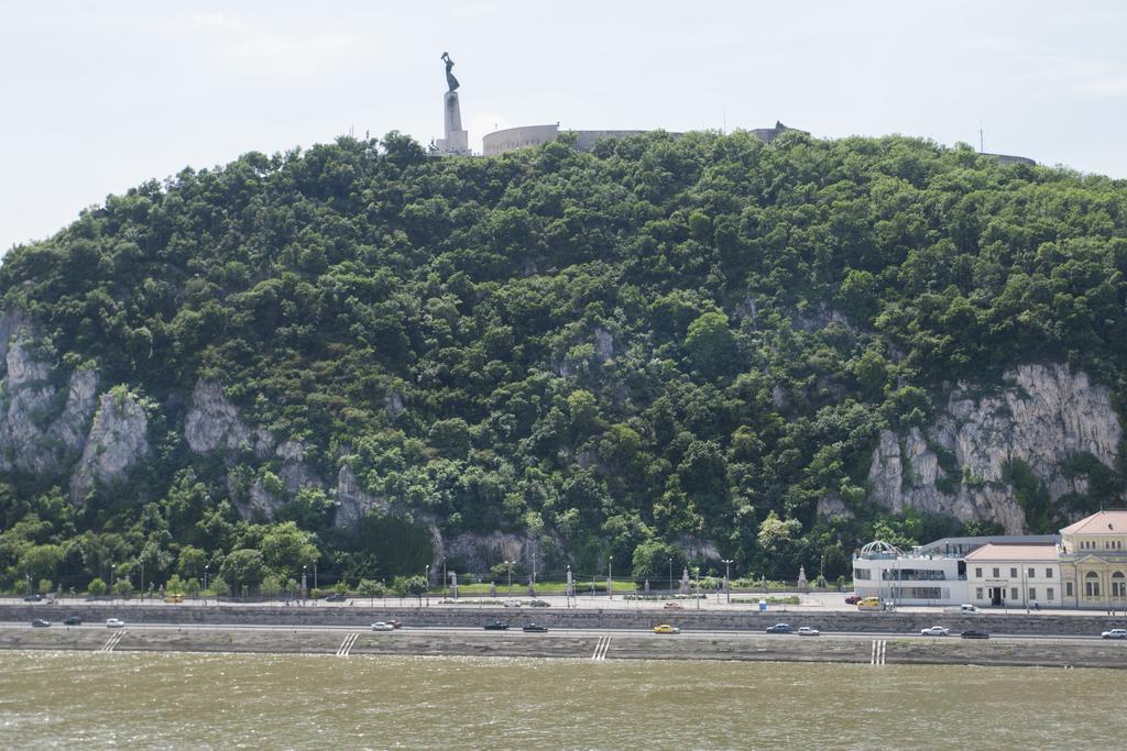 Riverside Flat With King Castle View — Photos 1
