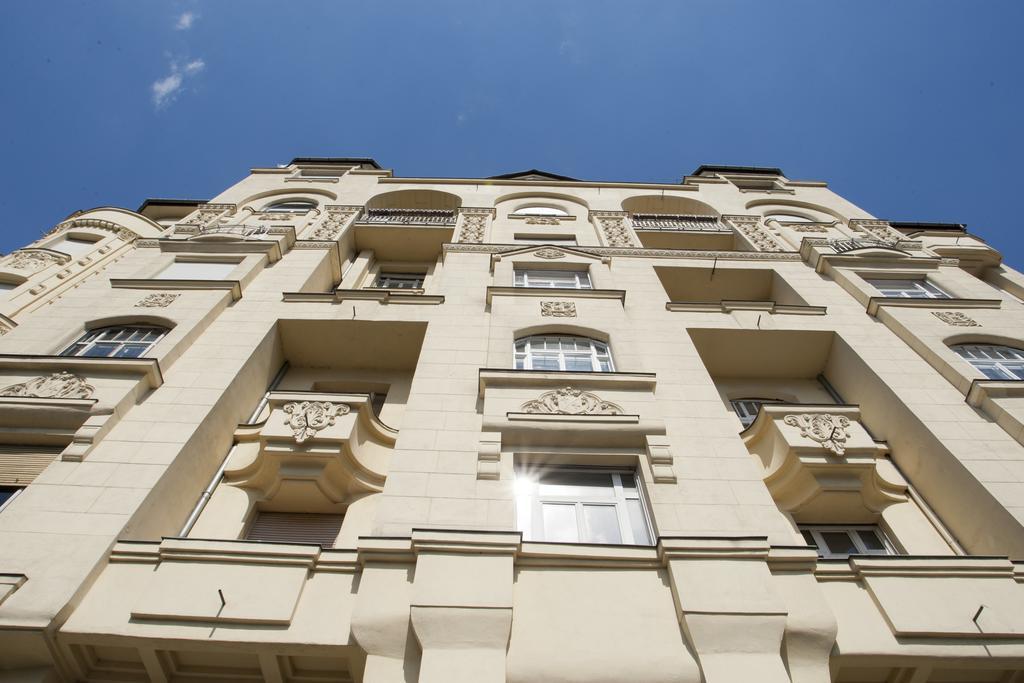 Riverside Flat With King Castle View — Photos 2